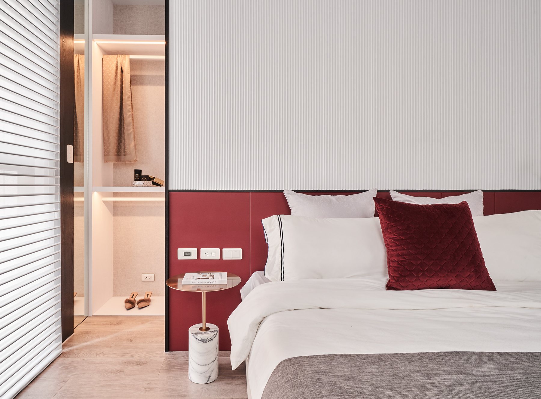 Crimson Line Apartment – Contemporary Art – 08