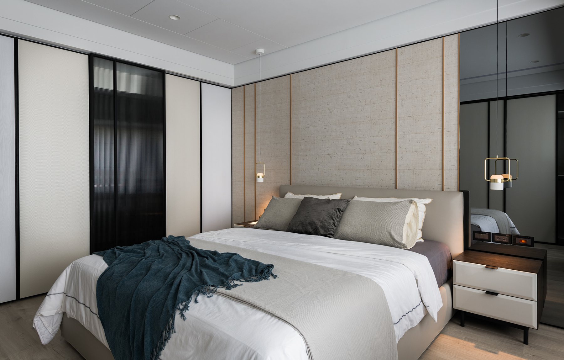Walnut Gallery Apartment – Warm Luxury – 02