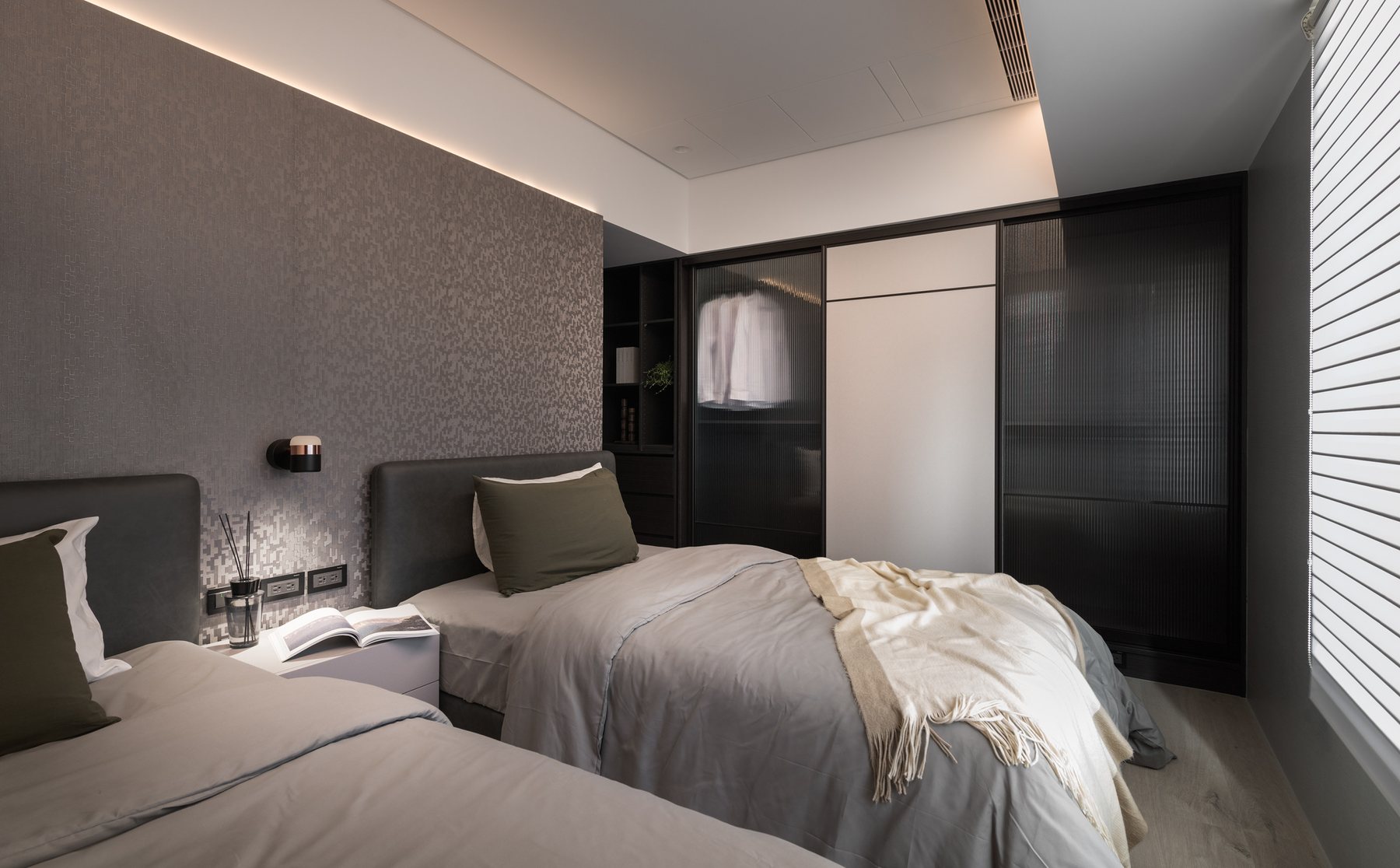 Walnut Gallery Apartment – Warm Luxury – 13
