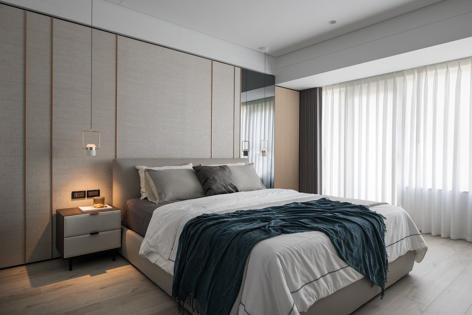Walnut Gallery Apartment – Warm Luxury – 19