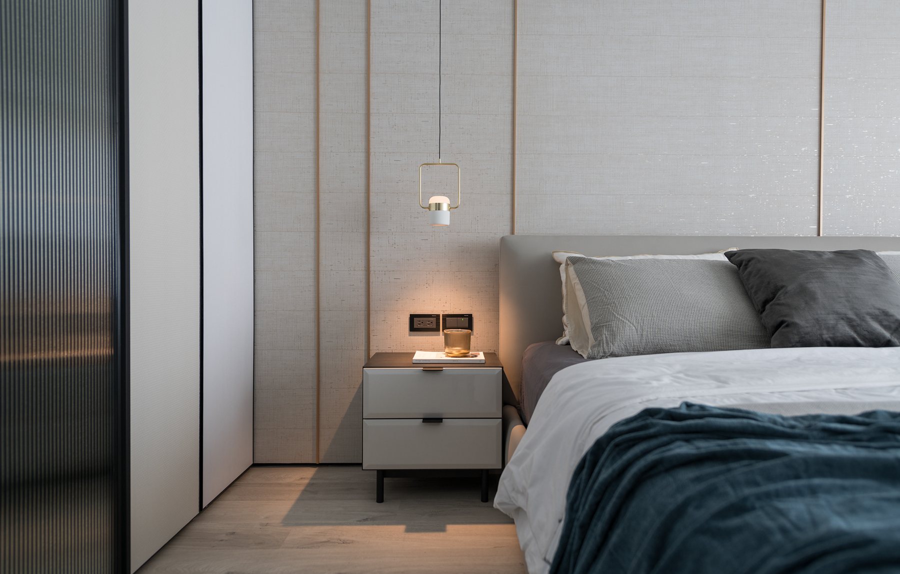 Walnut Gallery Apartment – Warm Luxury – 24