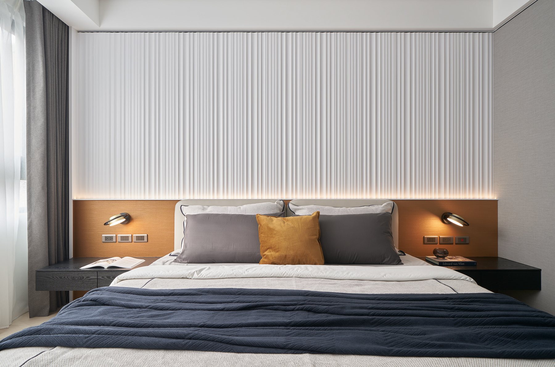 Amber Quiet Apartment – Warm Minimal – 07