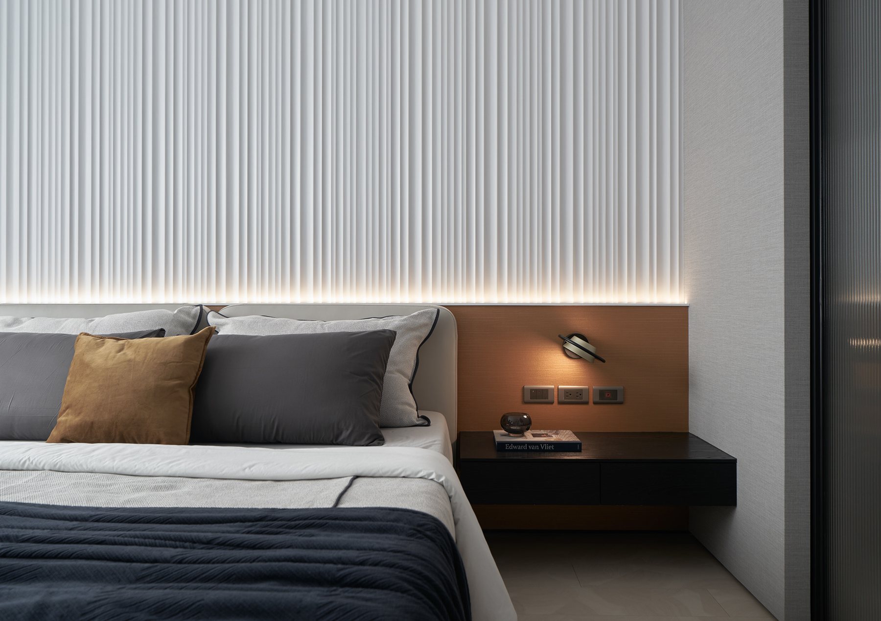 Amber Quiet Apartment – Warm Minimal – 12