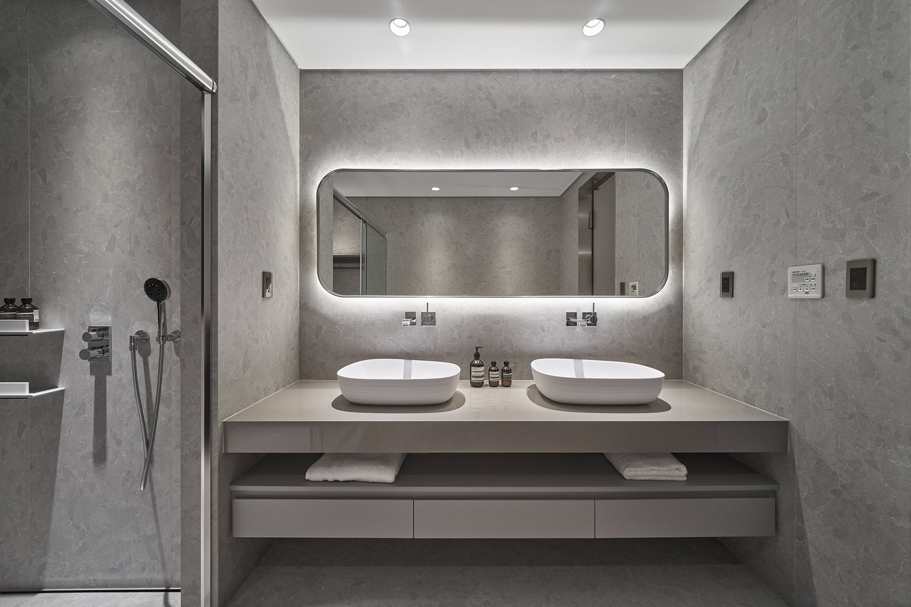 Amber Quiet Apartment – Warm Minimal – 16