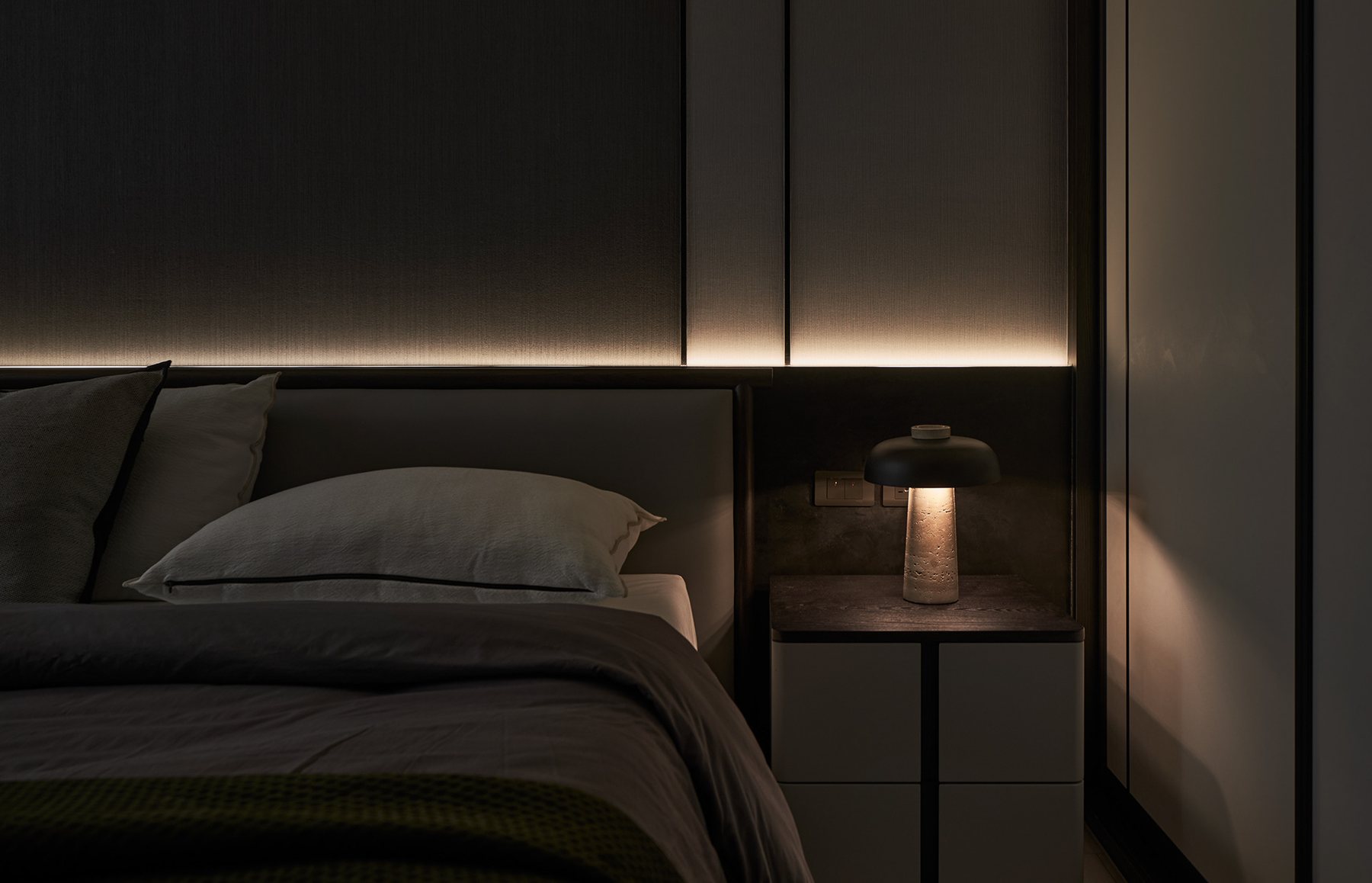 Amber Quiet Apartment – Warm Minimal – 37