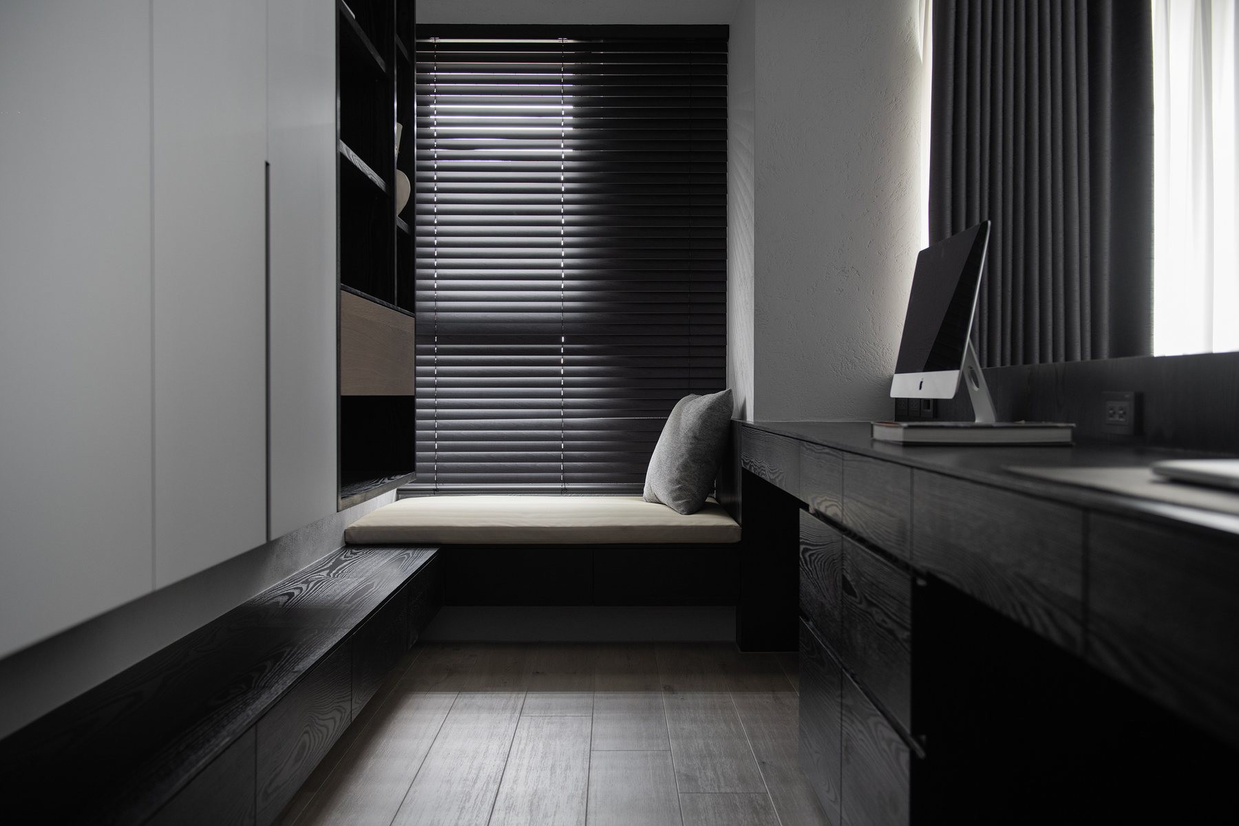 Carbon Studio Residence – Masculine Minimal – 01