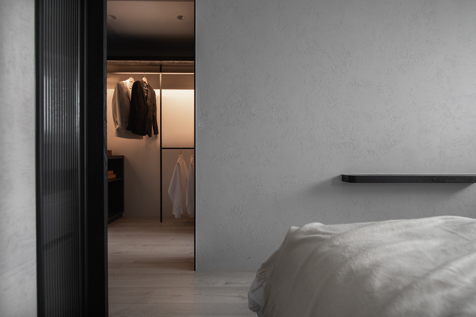 Carbon Studio Residence – Masculine Minimal – 06