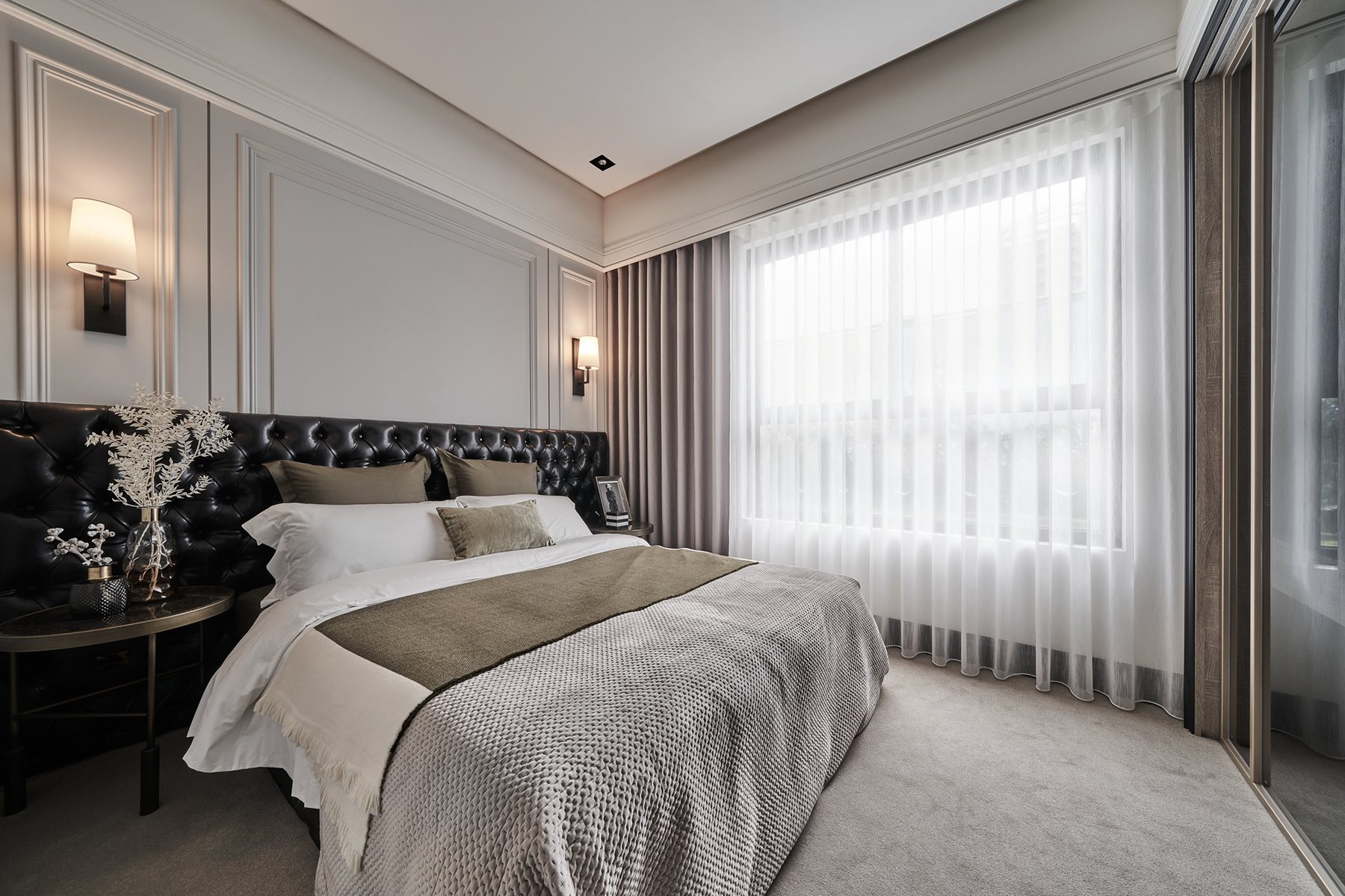 Midnight Lounge Apartment – Dark Luxury – 02