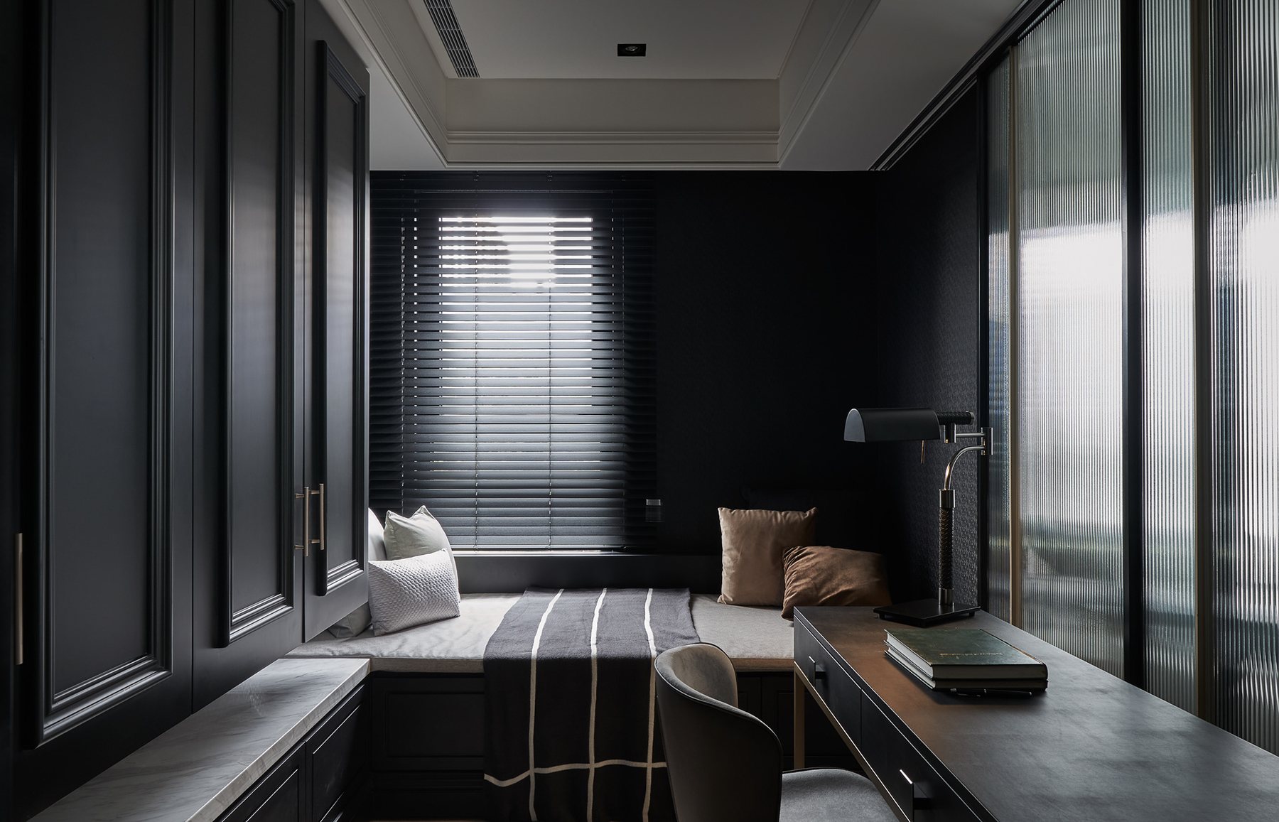 Midnight Lounge Apartment – Dark Luxury – 17